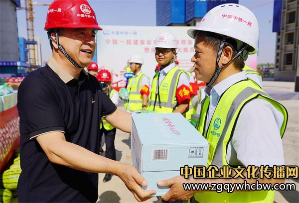 為現(xiàn)場(chǎng)外協(xié)隊(duì)伍工人和項(xiàng)目部職工代表發(fā)放夏送清涼慰問(wèn)品.JPG