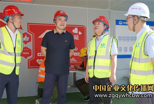 聽取項(xiàng)目部標(biāo)準(zhǔn)化工地建設(shè)情況.JPG